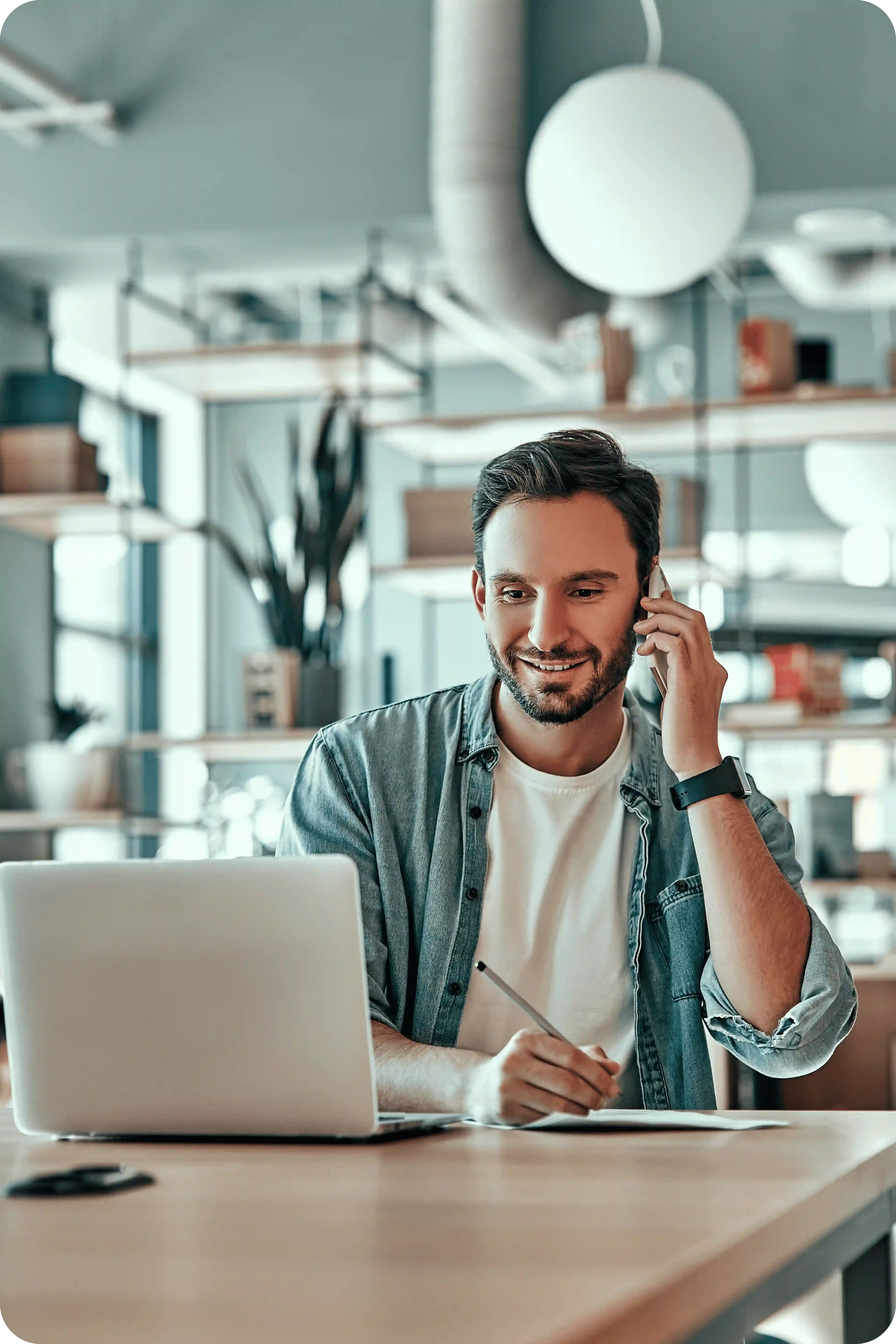 Un homme au téléphone avec son informaticien